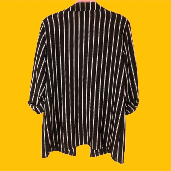 Poof medium top layer “summertime blazer” blouse - Picture 4 of 4